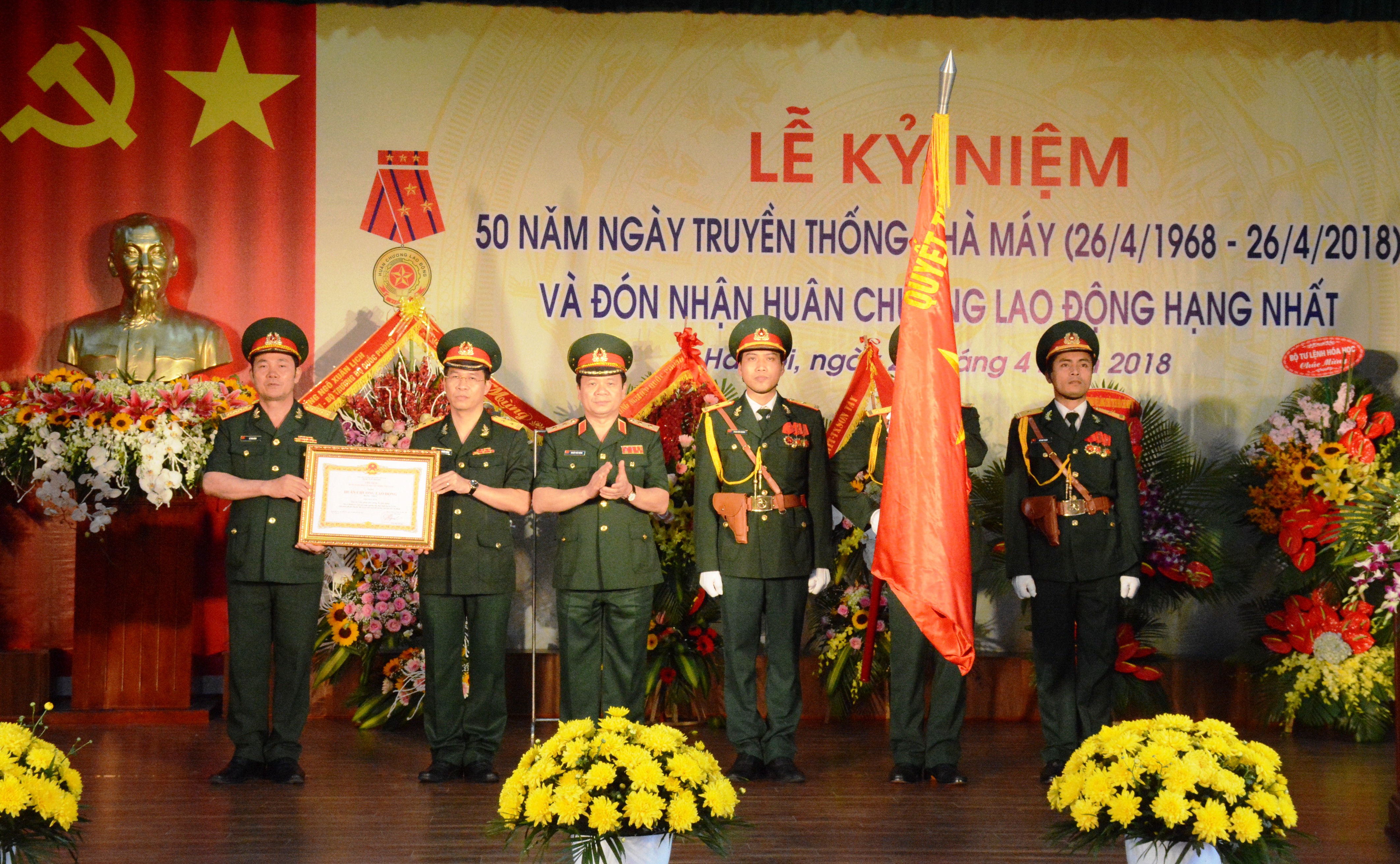 Nhà máy Z175 đón nhận Huân chương Lao động hạng Nhất